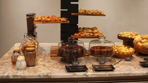 Een buffet met diverse gebakjes en desserts.