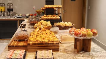 Café da manhã com pratos da culinária local grátis todos os dias