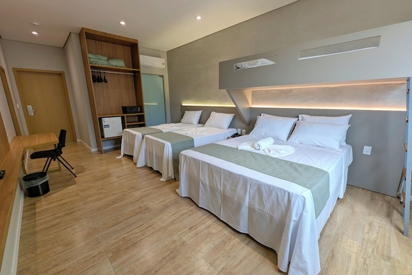 Family Room | Peti besi dalam bilik, meja, ruang kerja komputer riba, kalis bunyi