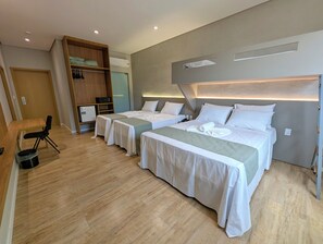 Quarto família | Cofres nos quartos, escrivaninha, espaço de trabalho para notebook