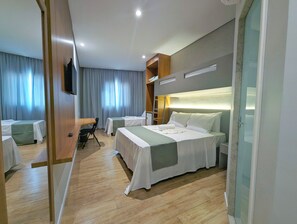 Quadruple Room | In-room safe, desk, laptop workspace, soundproofing - Hotel Jardim Iracema (Teófilo Otoni)
