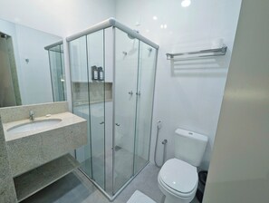 Secador de pelo, toallas, jabón y champú