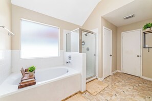 Sèche-cheveux, serviettes fournies, savon, papier toilette