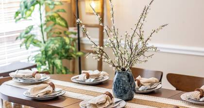 Stafford Hay-day Farmhouse, 5 Bedrooms with Pool Table and Covered Private Pool