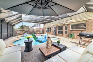 Terrace/patio - Stafford Hay-day Farmhouse, 5 Bedrooms with Pool Table and Covered Private Pool (Stafford)