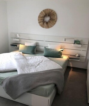 1 chambre, fer et planche à repasser