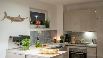 Kjøleskap, ovn, kokeplater og oppvaskmaskin