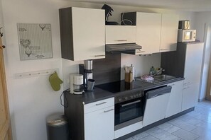 Frigorífic, microones, forn i placa de cuina