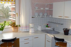 Køleskab, mikrobølgeovn, ovn, kogeplade