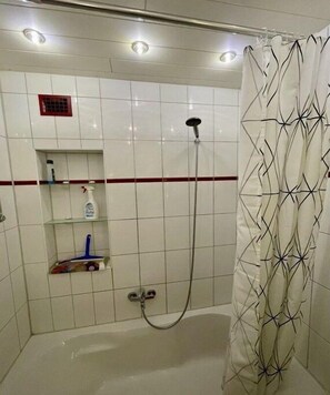 Shower, hair dryer, towels - Holiday apartment Schramm (Bargteheide)
