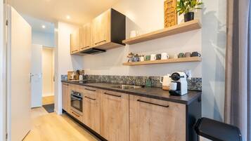 Microondas, lavavajillas y cafetera o tetera