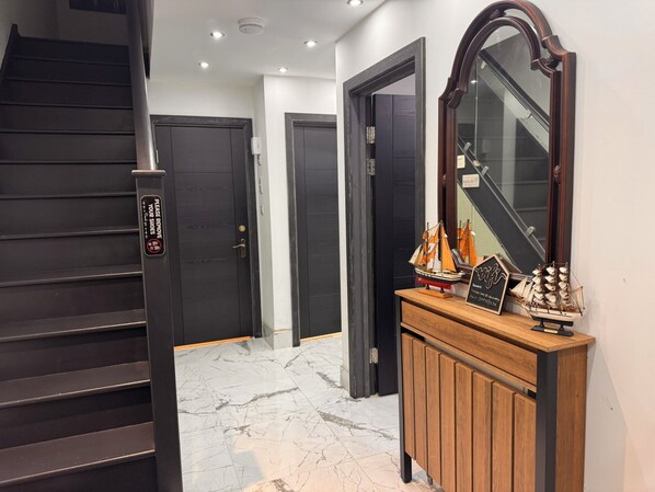 Interior - Modern 3 Bed Home in London, Stratford, Tube & Parking (Stratford)