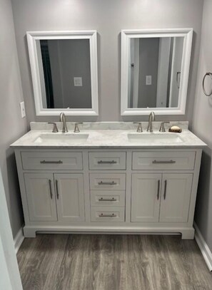 Bruser, hårtørrer, håndklæder, Sæbe