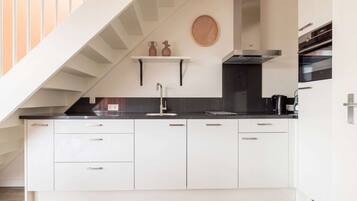 Frigorífico, microondas, placa de cocina y lavavajillas