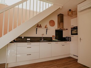 Køleskab, mikrobølgeovn, kogeplade, opvaskemaskine