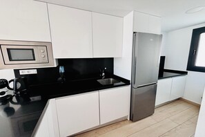 Fridge, microwave, stovetop, dishwasher