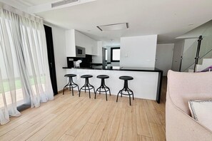 Een koelkast, een microgolfoven, een kookplaat, een vaatwasser