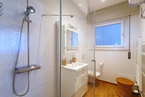 Shower, bidet - Apartment by Lake Maggiore with Mountain Views (Pino sulla Sponda del Lago Maggiore)