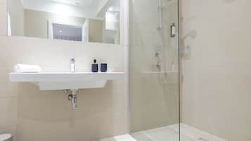 Deluxe Double Room | Bathroom | Shower, rainfall showerhead, hair dryer, slippers