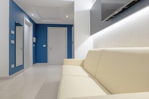Ropa de cama de alta calidad, cubrecamas y minibar 