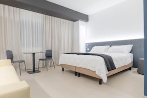 Deluxe Double Room | Peralatan tempat tidur premium, gebar bulu kapas, bar mini, kalis bunyi 