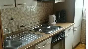 Fridge, oven, stovetop, dishwasher