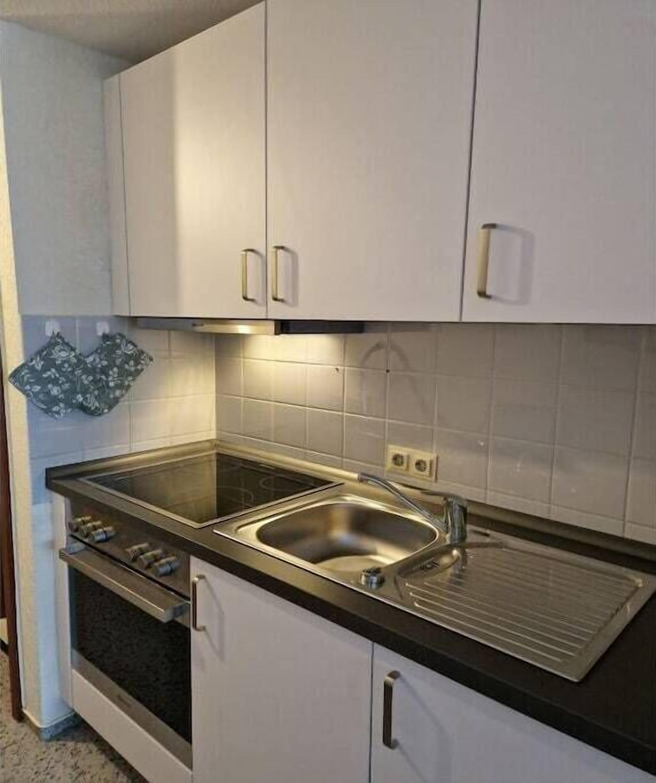 Kühlschrank, Ofen, Herdplatte, Wasserkocher mit Kaffee-/Teezubehör