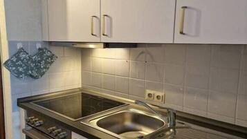 Kühlschrank, Ofen, Herdplatte, Wasserkocher mit Kaffee-/Teezubehör