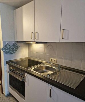 Jääkaappi, uuni, liesi, kahvin-/teenkeitin