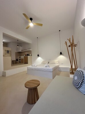 Plakes | 이집트산 면 시트, 고급 침구, 각각 다르게 가구 비치, 노트북 작업 공간