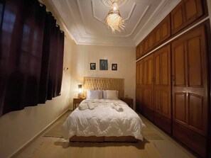 2 habitaciones, tabla de planchar con plancha, cuna de viaje y wifi 
