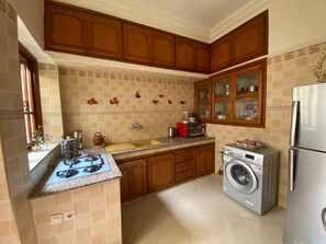 Oven, stovetop, coffee/tea maker, blender - Bohemian Amazigh style apartment with patio Peace and comfort (Agadir)