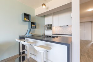 Geladeira, micro-ondas, fogão, lava-louças