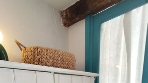 A room with a white wardrobe, a teal door, and a window with white curtains. - Atypical sunny house - Panoramic terrace at the foot of the Albères (Sorède)
