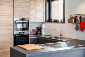 Een koelkast, een microgolfoven, een oven, een kookplaat