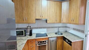 Een koelkast, een magnetron, een oven, een kookplaat