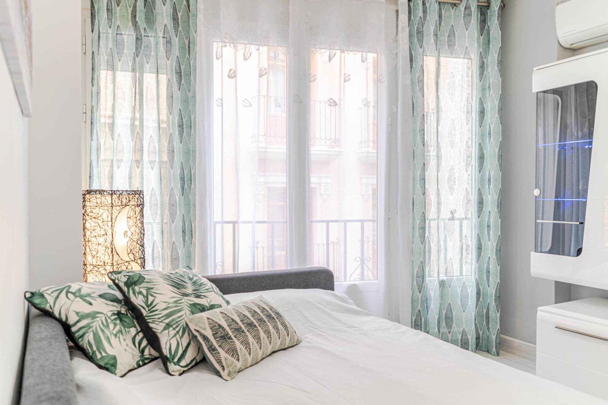 2 عدّة غرف نوم ومكواة/لوح كي