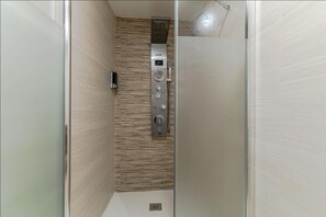 Douche, sĂšche-cheveux, serviettes fournies