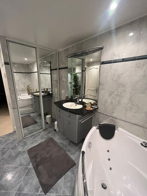 Dusche, Whirlpool, Haartrockner, Handtücher