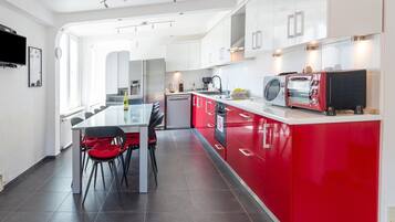 Microonde, forno, piano cottura, macchina per tè/caffè