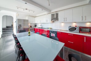 Een magnetron, een oven, een kookplaat, een koffiezetapparaat/waterkoker