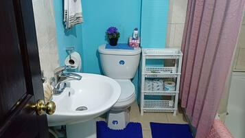 Handtücher, Seife, Shampoo, Toilettenpapier