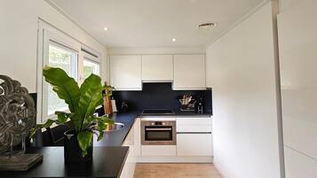 Een koelkast, een magnetron, een oven, een kookplaat