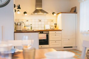 Kylskåp, ugn, spishäll och diskmaskin