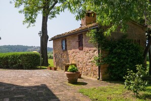 Property grounds - Chalet in Tuscany with Pool and Scenic Views (Montaione)