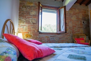 4 bedrooms, free WiFi - Farmhouse in Tuscany with Pool & Scenic Views (Montaione)