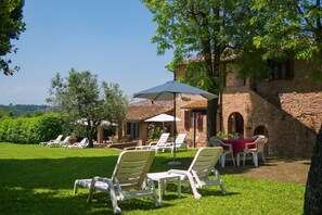 Outdoor dining - Farmhouse in Tuscany with Pool & Scenic Views (Montaione)