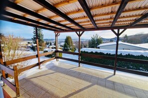 A covered outdoor area with a view of a snowy landscape. - Comfort Near Castle Views (Blankenburg)