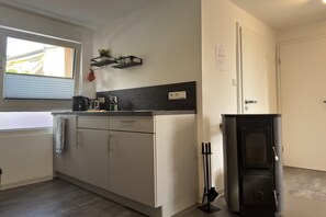 Køleskab, mikrobølgeovn, kogeplade, opvaskemaskine