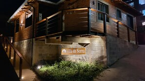 Un edificio de dos plantas con un letrero que dice "Villa da Serra".